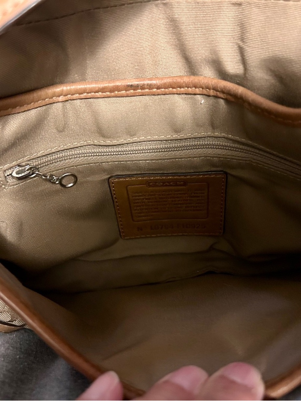 Vintage Coach F10925 Signature Canvas Shoulder Bag - Picture 9 of 13
